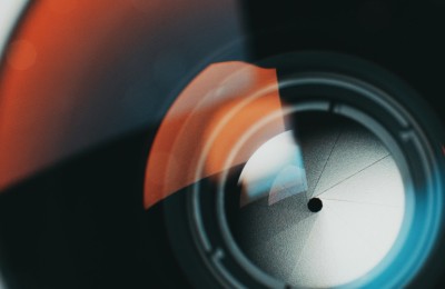 OpenAI קנתה חברת מצלמות ב-300 מיליון דולר — וזה מסגיר על המכשיר שלה יותר מכל הדלפה עד היום